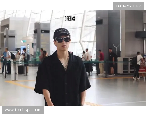 林高远与时尚才女合影引热议 工作室澄清：仅是跨界合作(1)